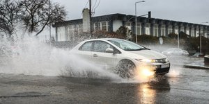 ιχ πεταει νερα 