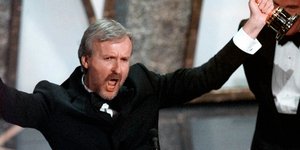 Ο Τζέιμς Κάμερον φωνάζει «Είμαι ο βασιλιάς του κόσμου» λαμβάνοντας το  Όσκαρ Καλύτερου Σκηνοθέτη για την ταινία «Τιτανικός»