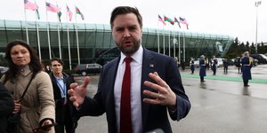 Ο αντιπρόεδρος των ΗΠΑ, Τζέι Ντι Βανς κάνει δηλώσεις στο αεροδρόμιο του Μπακού, στο Αζερμπαϊτζάν