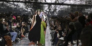 Όταν η κεραμική γίνεται couture: Η Magdalene Odundo πίσω από την έμπνευση του Jonathan Anderson για τον Dior