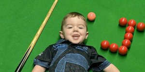 Ο μικρός Jude Owens από το Ηνωμένο Βασίλειο είναι μόλις δυόμιση ετών, αλλά στον κόσμο του snooker αντιμετωπίζεται ήδη σαν παιδί-θαύμα / FACEBOOK