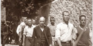 Ταυτοποίηθηκε ο άνδρας της φωτό με το λευκό πουκάμισο