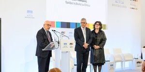 Ο Νικήτας Κακλαμάνης με το ανδρόγυνο της πολύτεκνης οικογένειας