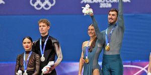 Τα ζευγάρια των Γάλλων και Αμερικανών αθλητών που κέρδισαν το χρυσό και ασημένιο μετάλλιο στο καλλιτεχνικό πατινάζ