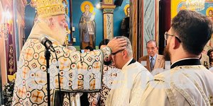 Μιχάλης Καρλούτσος: Ο αντιπρόεδρος δημοσίων σχέσεων της Hard Rock φόρεσε ράσα