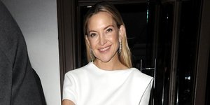 Η Κέιτ Χάντσον κλέβει της εντυπώσεις με μάξι λευκό φόρεμα στο pre-BAFTA πάρτυ του Cartier στο Λονδίνο