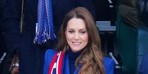 Η Κέιτ Μίντλετον σπάει τους στιλιστικούς κανόνες στην πρώτη δημόσια εμφάνιση μετά τη σύλληψη του Άντριου