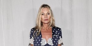 Η Κέιτ Μος μετατρέπει το ρομαντικό πουά σε ροκ statement -Τα παπούτσια που έκαναν τη διαφορά