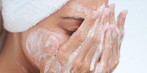 Κοπέλα καθαρίζει το πρόσωπό της