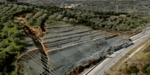 Το ρήγμα περίπου 200 μέτρων που προκάλεσε την κατολίσθηση στην Ιόνια Οδό 