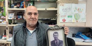 O Θρασύβουλος Μαράκης με τη φωτογραφία του παππού του Θρασύβουλου Καλαφατάκη