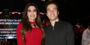 Η Κίμπερλι Γκίλφοϊλ με τον γιο της στον ελληνικό τελικό της Eurovision