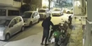 Η στιγμή που οι δύο άνδρες κλέβουν μηχανή στη Θεσσαλονίκη