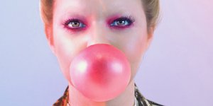 Νάντια Κοντογεώργη με τσιχλοφουσκα