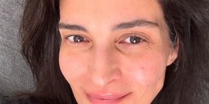 Η Αντιγόνη Κουλουκάκου ποζάρει με γκρίζα μαλλιά -Η ανάρτηση που συζητήθηκε