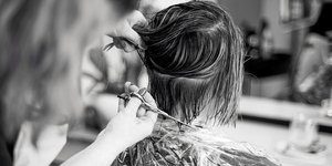 Η hair expert Χαρά Τσιαμούλη αποκαλύπτει το διαχρονικό κούρεμα που δεν φεύγει ποτέ από τη μόδα