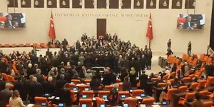 Άγριο ξύλο έπεσε στην τουρκική βουλή 