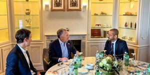 Κούσνερ και Γουίτκοφ συνομιλούν με τον εκπρόσωπο του Ομάν