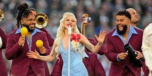 Η Lady Gaga έκανε εμφάνιση - έκπληξη στο ημίχρονο του Superbowl 
