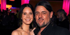 Λάνα Ντελ Ρέι: Σπάνια εμφάνιση με τον σύζυγό της σε pre-Grammy πάρτι