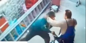 Η στιγμή που ο πατέρας επιτίθεται στον γιο του στη Λέρο