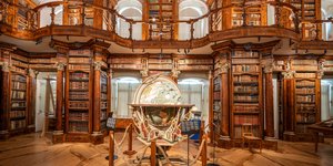 Το εσωτερικό της εντυπωσιακής βιβλιοθήκης 