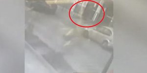 Η στιγμή που ο ένοπλος εισβάλει σε σούπερ μάρκετ στον Πειραιά