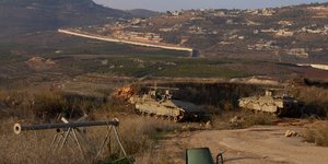 Ισραηλινά άρματα στα σύνορα με τον Λίβανο