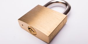 Σε τι χρησιμεύει η μικρή τρύπα στο λουκέτο; 