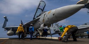 Αμερικανικό πολεμικό αεροσκάφος ΕΑ-18G-Growler στο κατάστρωμα του αεροπλανοφόρου USS Abraham Lincoln