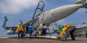 Αμερικανικό πολεμικό αεροσκάφος ΕΑ-18G-Growler στο κατάστρωμα του αεροπλανοφόρου USS Abraham Lincoln