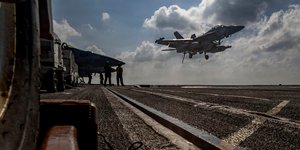 Αμερικανικό μαχητικό προσνηώνεται στο αεροπλανοφόρο Lincoln, που πλέει κοντά στο Ιράν