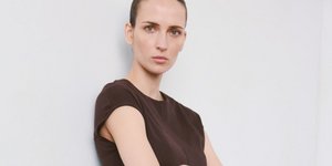 Μοντέλο με το φόρεμα Mango