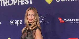 Red carpet glam: Η Μάργκοτ Ρόμπι έκλεψε την παράσταση στο Σίδνεϊ με μαύρο sheer dress