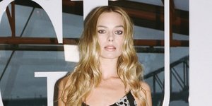 Με το διάφανο φόρεμά της, η Μάργκοτ Ρόμπι επαναφέρει εμβληματικό print των '00s που έκανε διάσημο η Κέιτ Μος