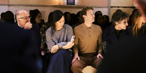 Μαρκ Ζούκερμπεργκ και Πρισίλα Τσαν στην επίδειξη του οίκου Prada στο Μιλάνο