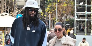 Ο Ματίας Λεσόρ με την σύζυγό του και τον γιο τους σε βόλτα στο κέντρο της Αθήνας