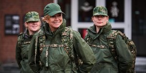 Η βασίλισσα Μάξιμα της Ολλανδίας λαμβάνει στρατιωτική εκπαίδευση