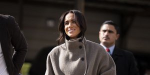 Μέγκαν Μαρκλ: Minimal κομψότητα στην Ιορδανία με πανωφόρι από τα Zara