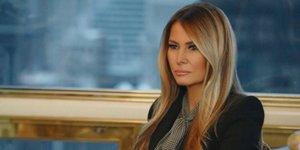 Μελάνια Τραμπ φιογκο στο λαιμο