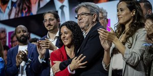 Ο Ζαν-Λικ Μελανσόν, επικεφαλής της Ανυπότακτης Γαλλίας, με συντρόφους του