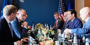 Ο Γερμανός καγκελάριος Φρίττριχ Μερτς και ο Αμερικανός ΥΠ ΕΞ Μάρκο Ρούμπιο στη διάσκεψη του Μονάχου για την ασφάλεια