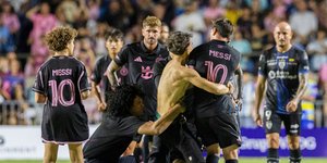 Οπαδός αγκαλιάζει τον Μέσι