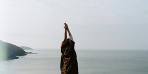 Γυναίκα κάνει διαλογισμό 