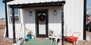 Έφτιαξαν μόνοι τους ένα μικρό σπίτι για τη γιαγιά της οικογένειας 