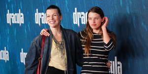 Η Μίλα Γιόβοβιτς σε σπάνια εμφάνιση με την 18χρονη κόρη της στο κόκκινο χαλί