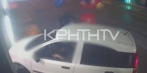 H στιγμή που το ΙΧ πέφτει πάνω στην πρόσοψη του μίνι μάρκετ