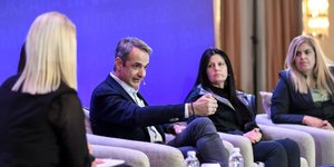 Ο Κυριάκος Μητσοτάκης μιλάει στο προσυνέδριο της ΝΔ στα Ιωάννινα, σε πάνελ με πολίτες