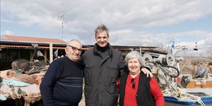 O Κυριάκος Μητσοτάκης με την Κυρά του Δέλτα και τον σύζυγό της στο σπίτι τους στον Εβρο