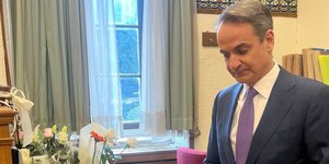 Ο Μητσοτάκης άφησε λουλουδι στο γραφείο της Πανέλλη